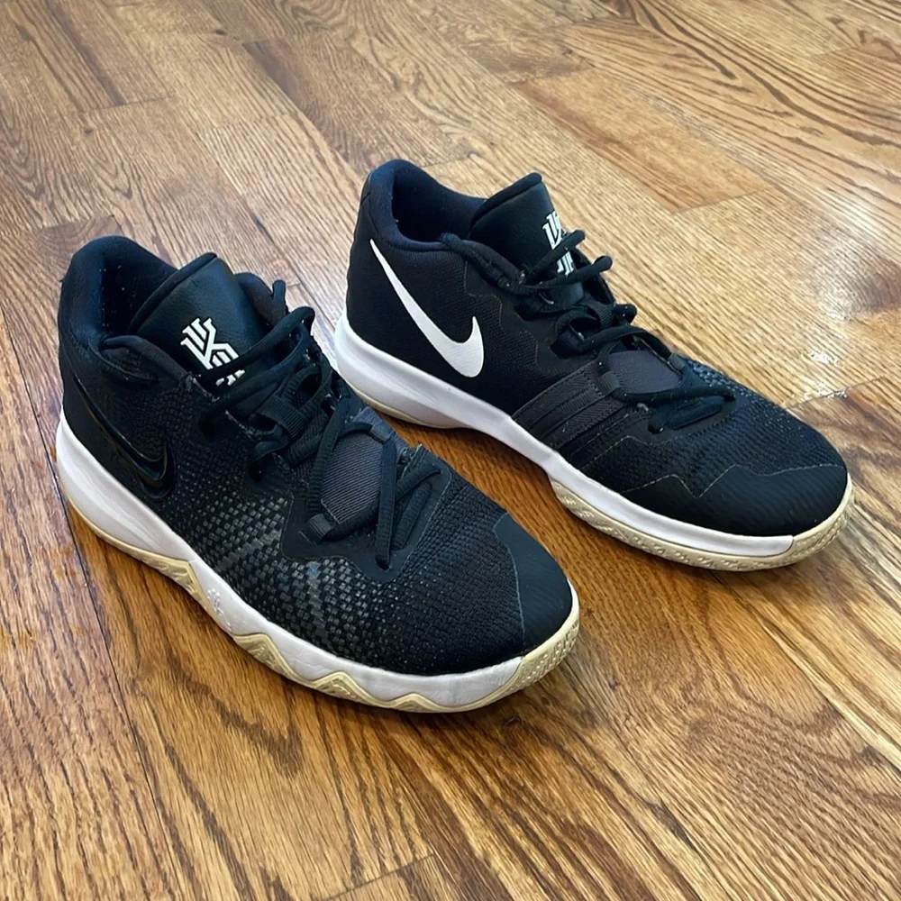 Nike Kyrie Flytrap 11 GS Basketball Sneaker/Shoes. Size 7Y. Excellent Condition.